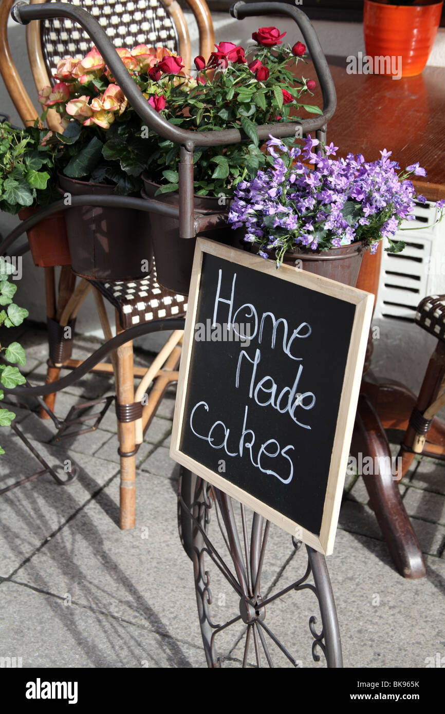 Zu Hause Kuchen melden Sie außen café Stockfoto