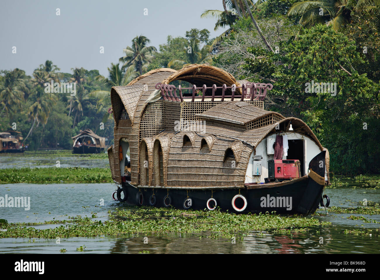 Traditionelles Hausboot, Kettuvallam, verlassen für einen Rückstau Kreuzfahrt in Aleppey (Alapuzzha), Kerala, Indien. Stockfoto