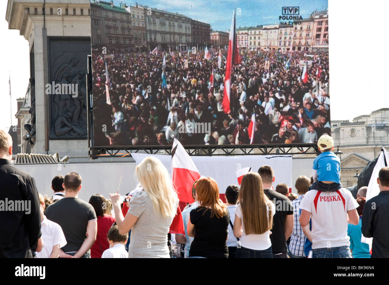 Beerdigung Zeremonie des polnischen Präsidenten Lech Kaczynski und First Lady Maria Kaczynska, ausgestrahlt am Trafalgar Square in London Stockfoto