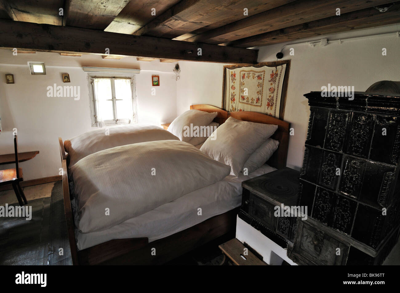 Schlafzimmer mit Kachelofen, Glentleiten Landwirtschaft Museum, Bayern, Deutschland, Europa Stockfoto