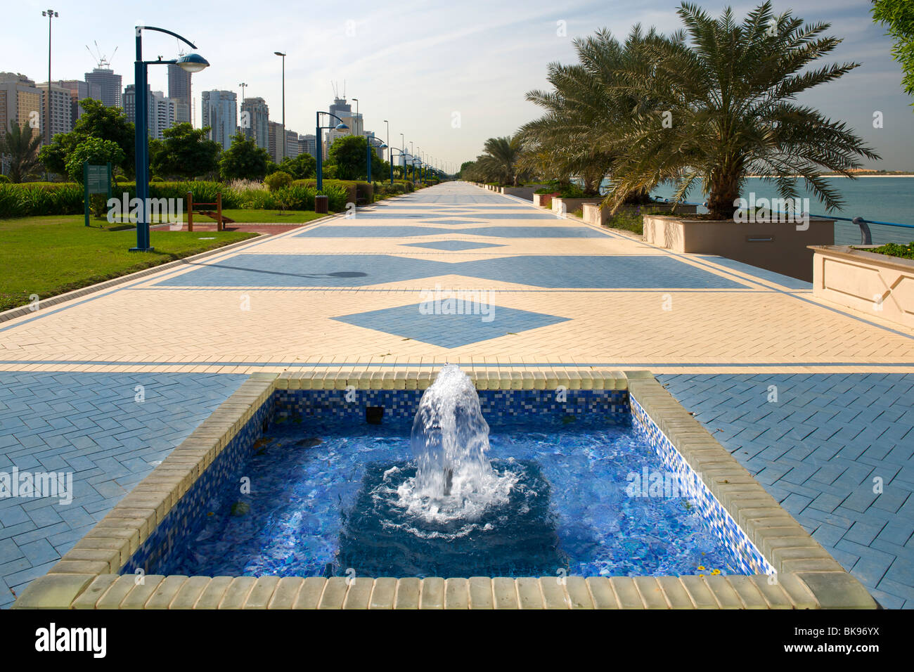 Kleiner Brunnen entlang der Abu Dhabi Coniche. Stockfoto