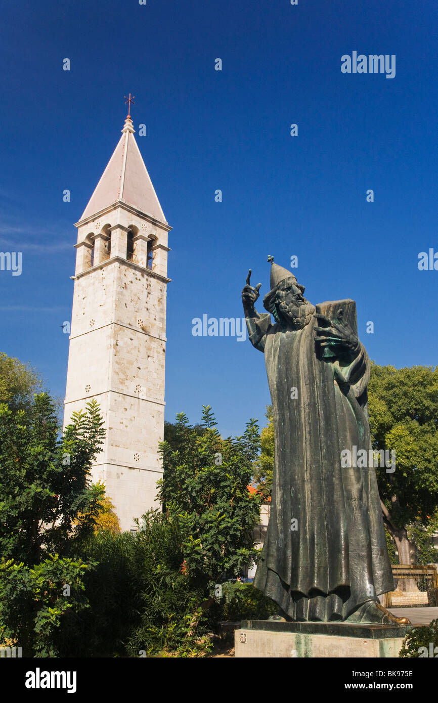 Skulptur des Bischofs Grgur Ninski vor einem Glockenturm, Split, Dalmatien, Kroatien Stockfoto