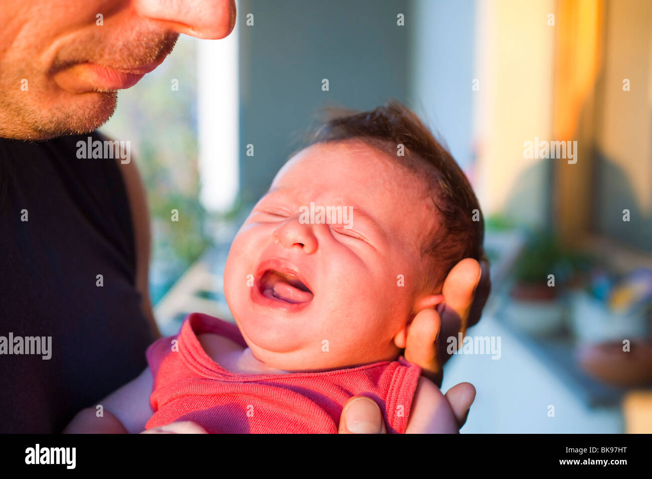 Vater Holding schreiendes neugeborenes baby Stockfoto
