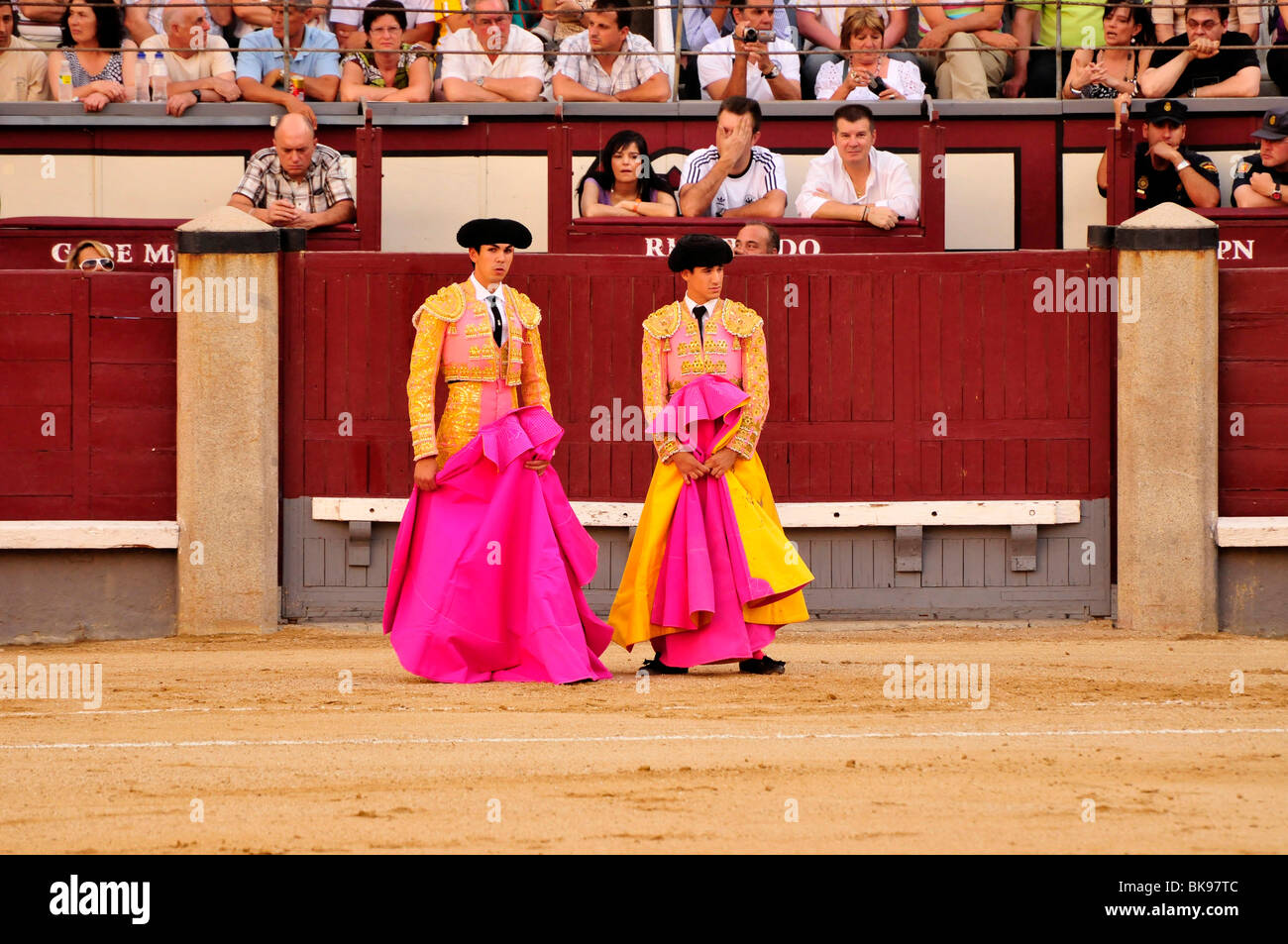 Stierkämpfer halten ihre Umhänge, Capote, in Las Ventas Stierkampfarena, Madrid, Spanien, Iberische Halbinsel, Europa Stockfoto