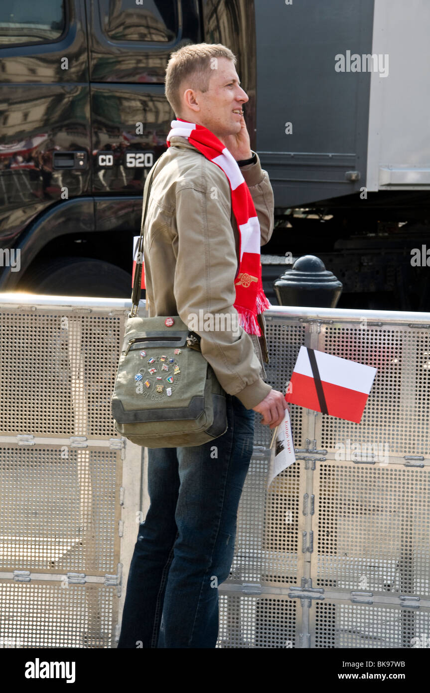 Beerdigung Zeremonie des polnischen Präsidenten Lech Kaczynski und First Lady Maria Kaczynska, ausgestrahlt am Trafalgar Square in London Stockfoto