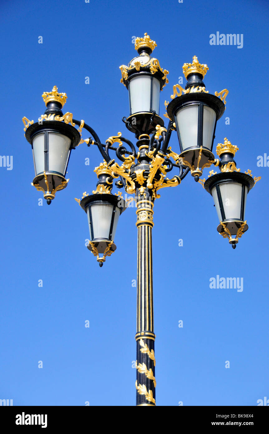 Straßenlaternen auf dem Gelände der Palacio Real, Königspalast, Madrid, Spanien, Iberische Halbinsel, Europa vergoldet Stockfoto