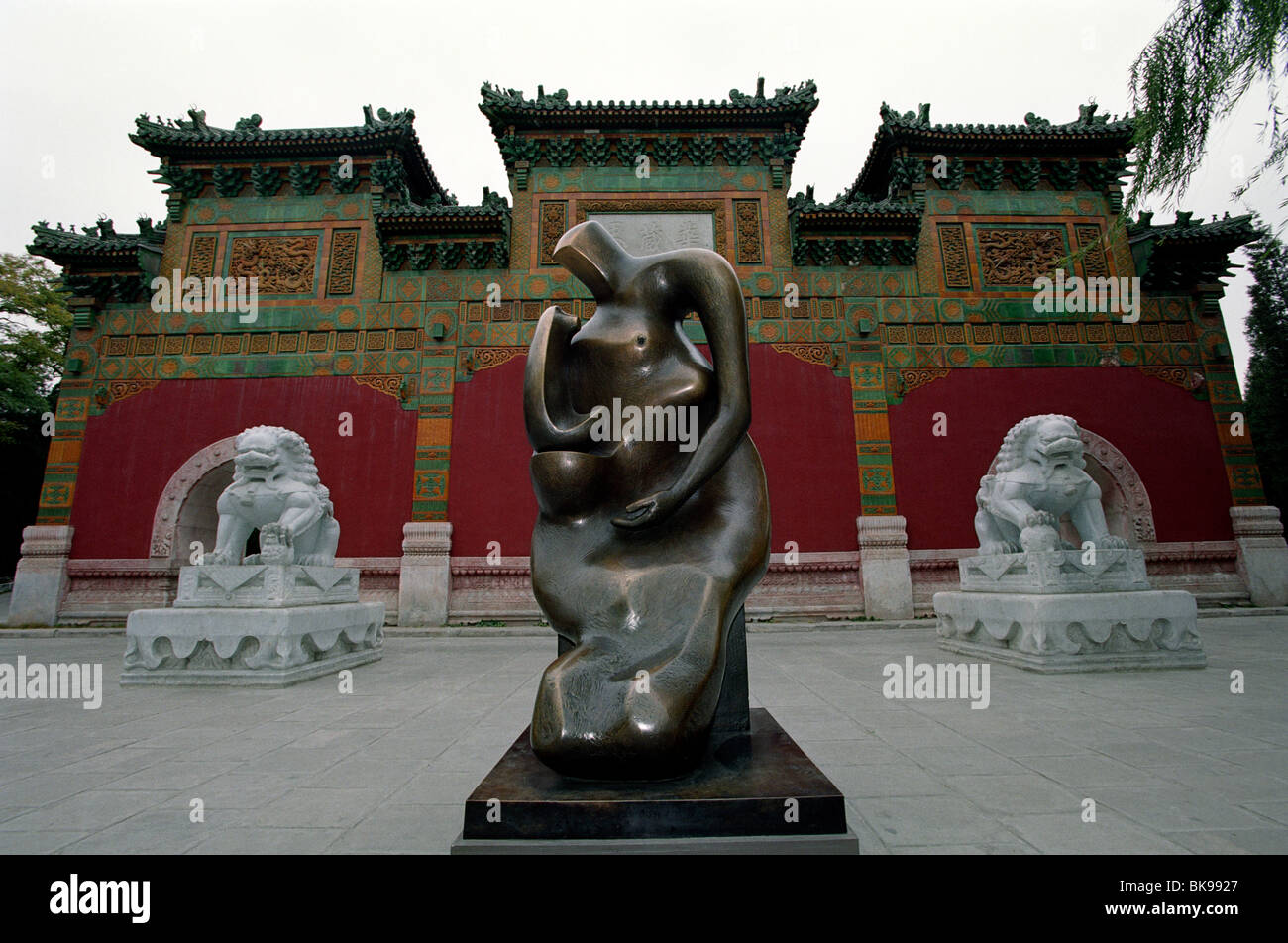 Mutter und Kind Block Sitz von Henry Moore im Beihai-Park in Peking ausgestellt. Stockfoto
