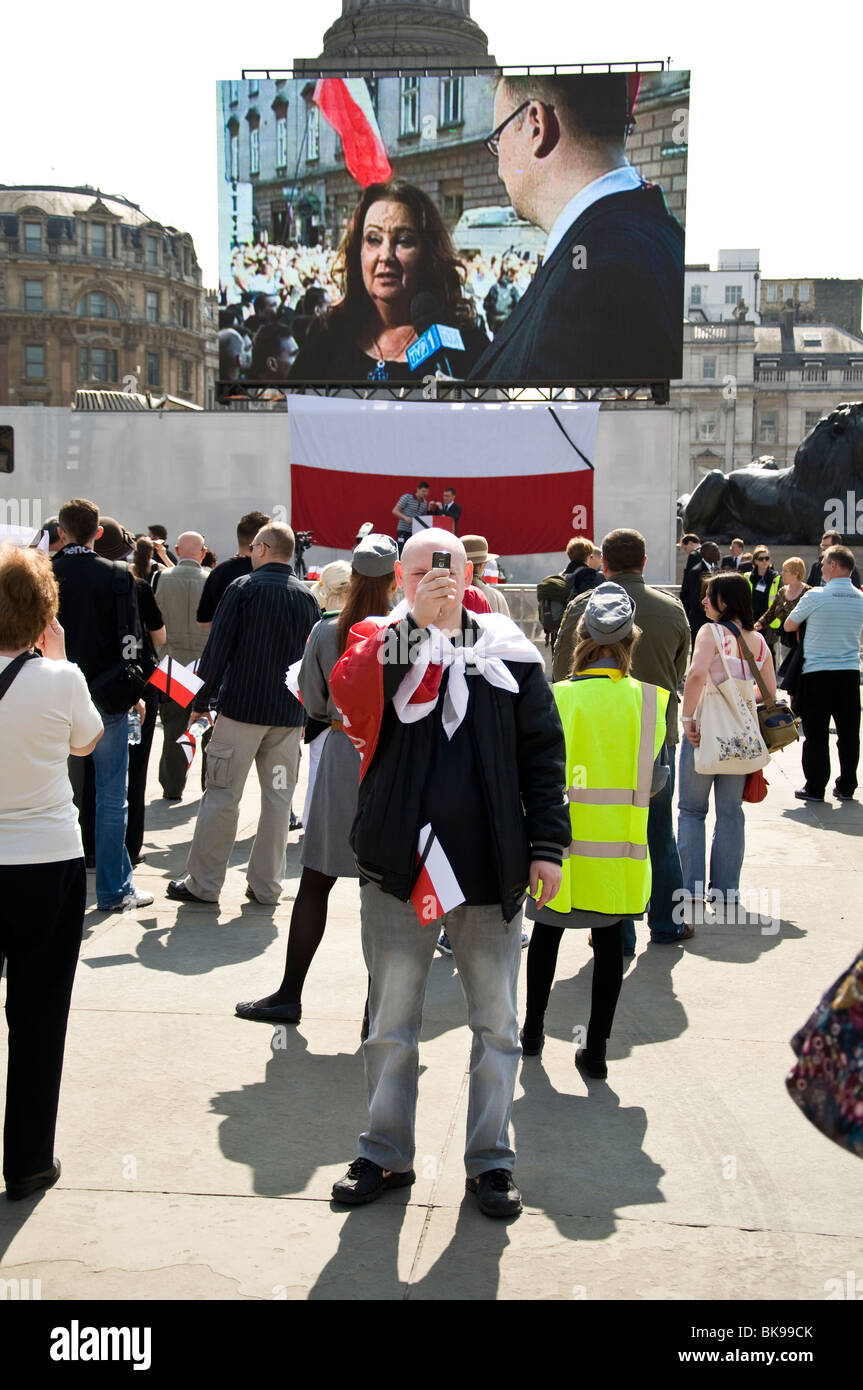 Beerdigung Zeremonie des polnischen Präsidenten Lech Kaczynski und First Lady Maria Kaczynska, ausgestrahlt am Trafalgar Square in London Stockfoto