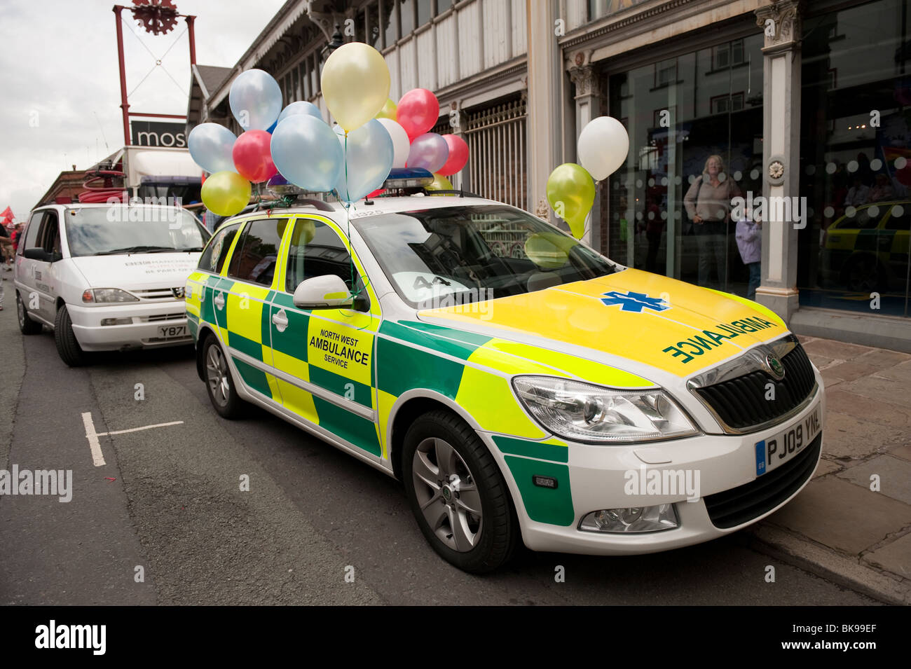 Nordwesten Krankenwagen mit Luftballons auf für Gay-Pride-Veranstaltung Stockfoto