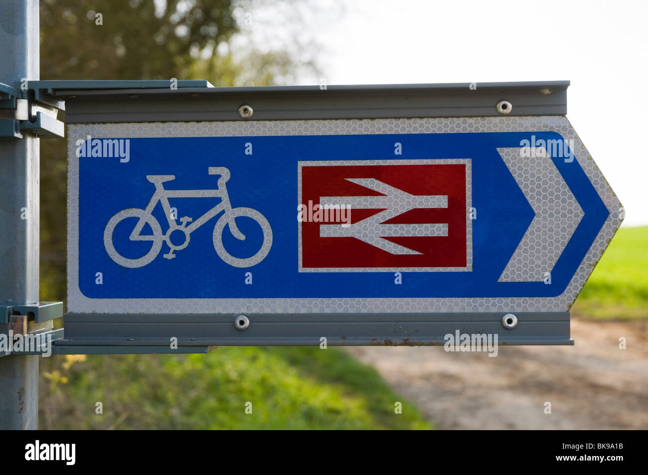 Ein Schild mit dem Radweg bis zum Bahnhof in Tackley, Oxfordshire, Bestandteil der nachhaltigen Verkehrs-Initiative. Stockfoto