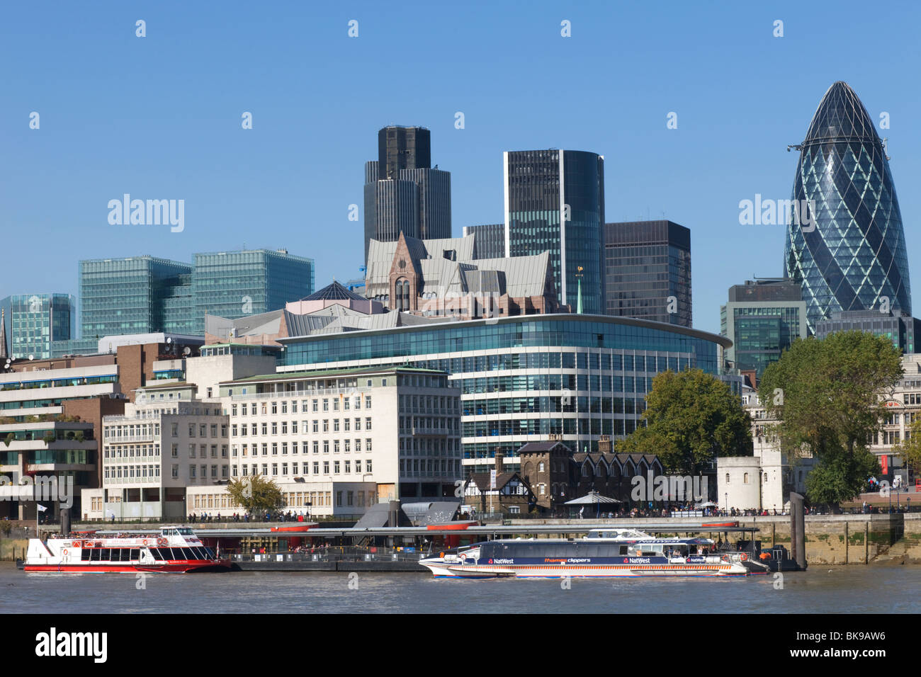 Gebäude an der Uferpromenade, Sir Norman Foster Gebäude, City Of London, London, England Stockfoto