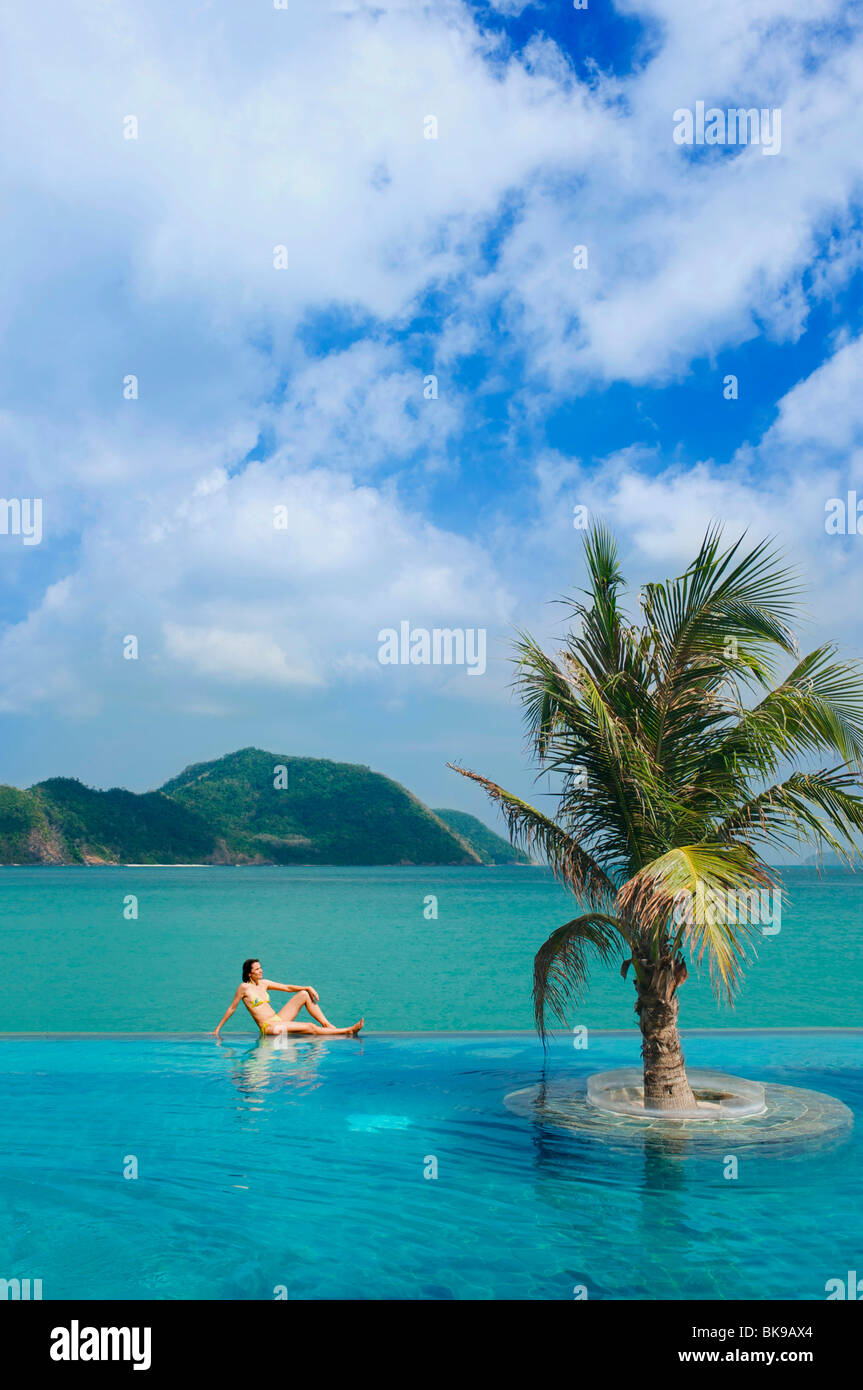Frau am Pool, Evason Six Senses Spa Resort, Phuket, Thailand, Asien Stockfoto