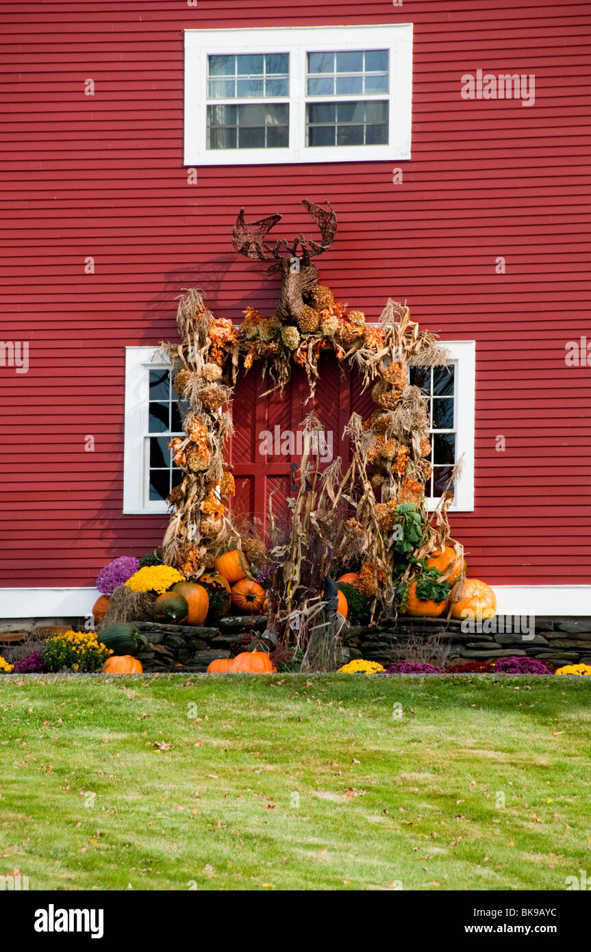 Bauernhaus, Halloween Display, Kürbisse, Kürbis, Maiskolben, Dekorationen, Masken, Display, alle heiligen Tag, Süd Pomfret, Vermont, USA Stockfoto