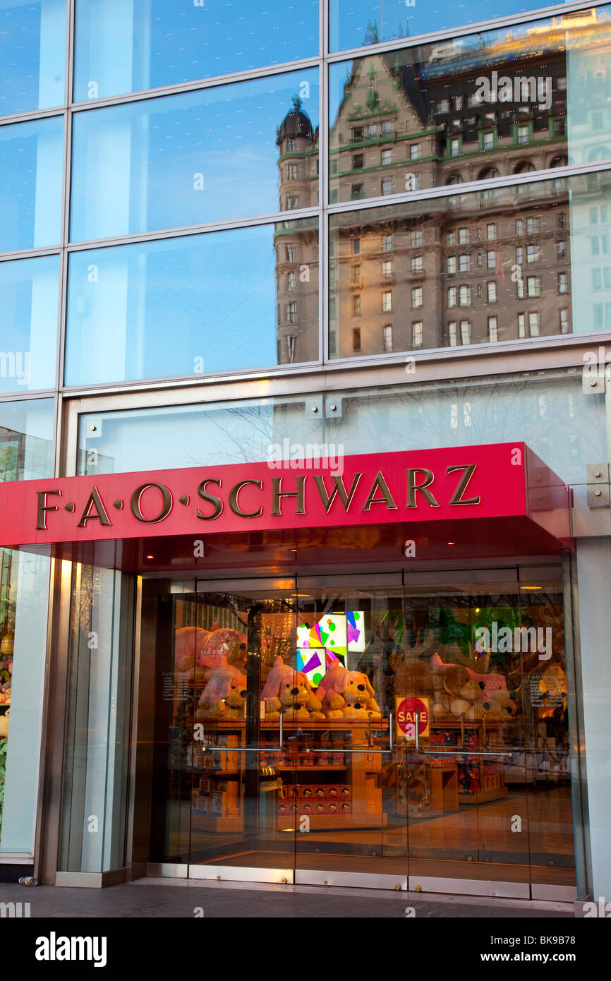 Spielzeugladen FAO Schwarz in Manhattan mit Reflexion des Plaza Hotel, New York City USA Stockfoto
