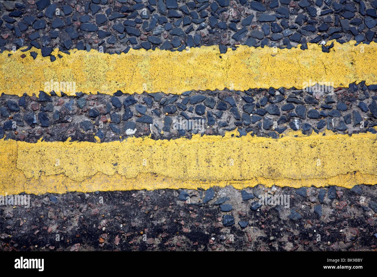 Doppelte gelbe Linien. Stockfoto