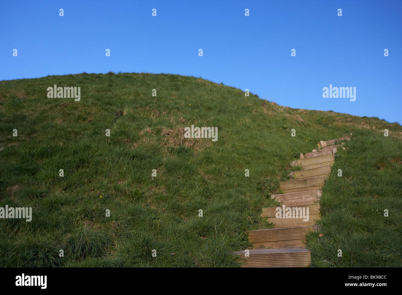 Schritte bis zum gemacht oben Dundonald Graben oder Motte Mann künstlichen Hügel für eine Festung Grafschaft unten Nordirland Vereinigtes Königreich Stockfoto