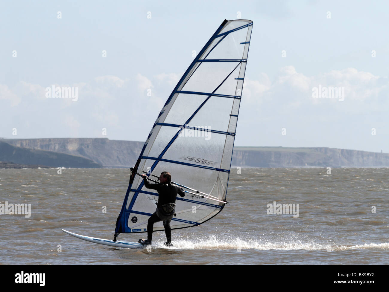 Windsurfer in der Nähe von der Strand von Trecco Bay Porthcawl Stockfoto
