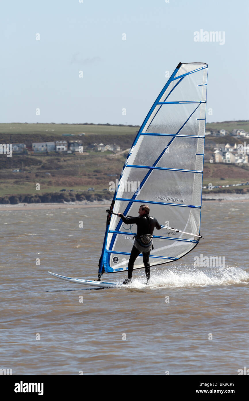 Windsurfer in der Nähe von der Strand von Trecco Bay Porthcawl Stockfoto