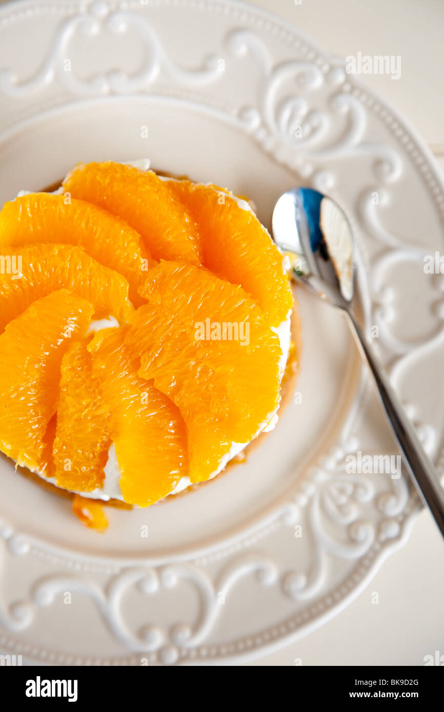Köstliche orange Tian mit frischen Orangen Stockfoto
