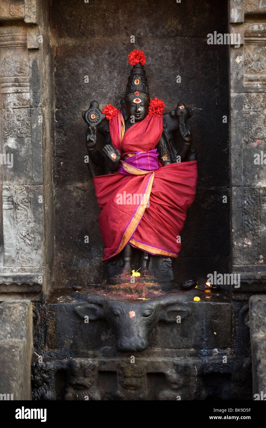 Ein gekleidet Chola Periode Götze, der im Airatesvara Tempel in Dharasuram, Kumbakonam, Tamil Nadu, Indien angebetet worden Stockfoto