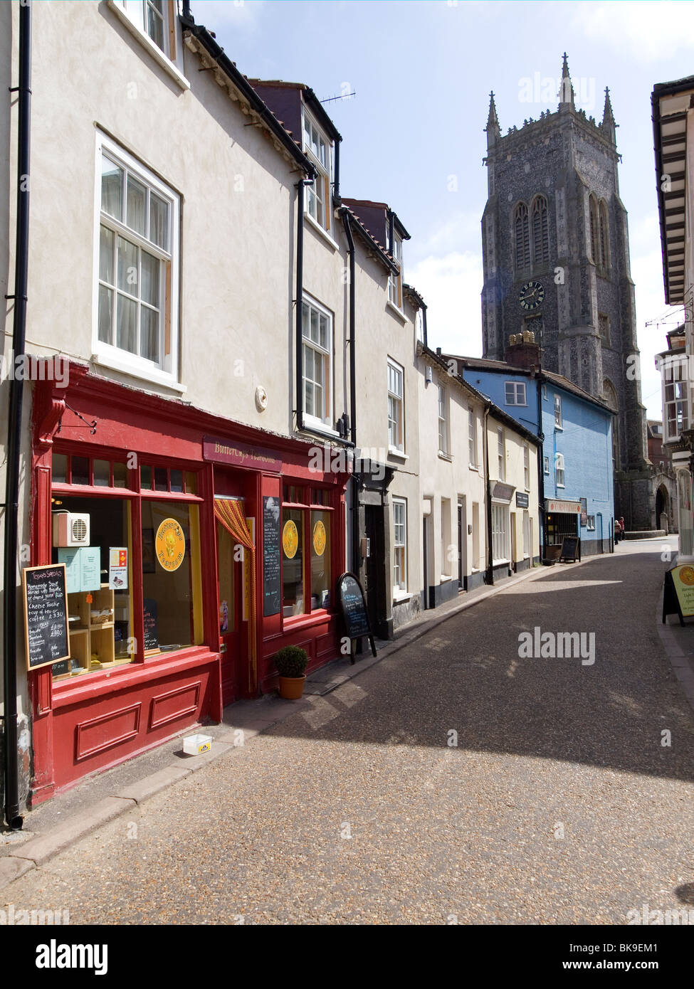 High Street eine malerische Gasse mit Butterblumen Teestube in der Altstadt in Cromer North Norfolk Stockfoto