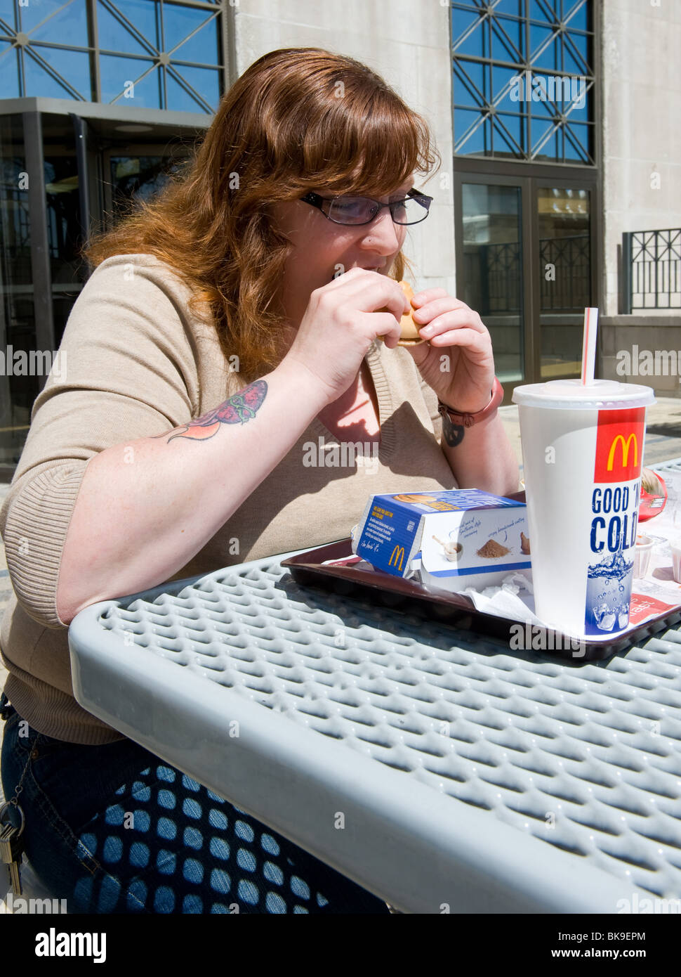 Übergewichtige Frau McDonalds Fastfood Essen Stockfoto