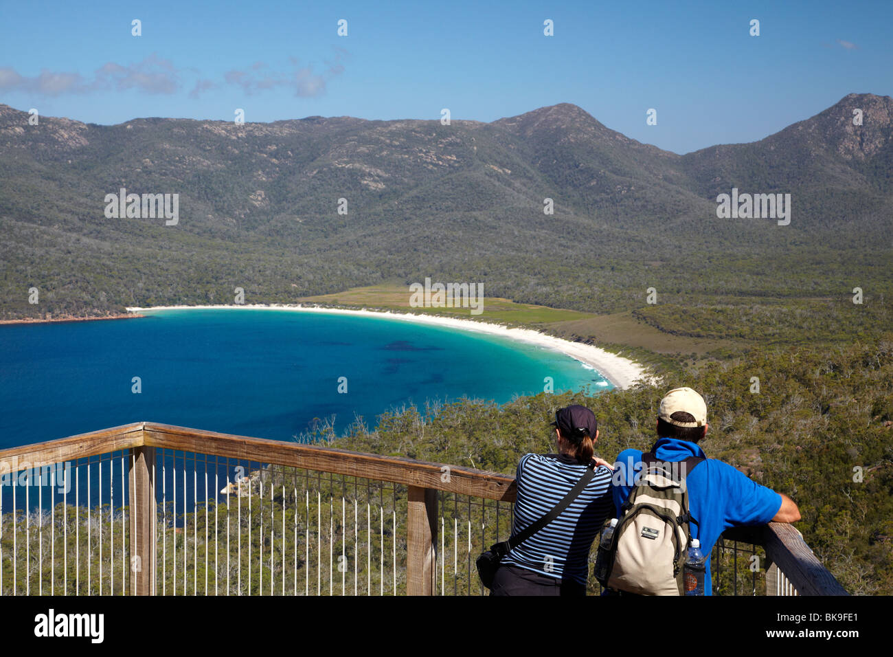 Wanderer bei Lookout auf der Seite Mt Amos, die Gefahren, Wineglass Bay, Freycinet National Park, Tasmanien, Australien Stockfoto