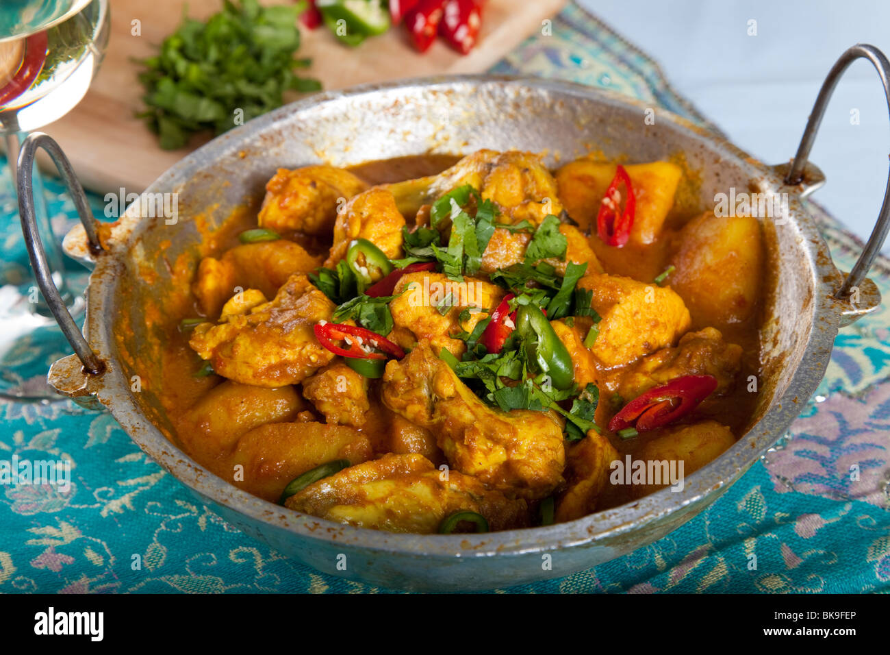 Frisch zubereitete indische Curry mit Chili und Koriander Stockfoto