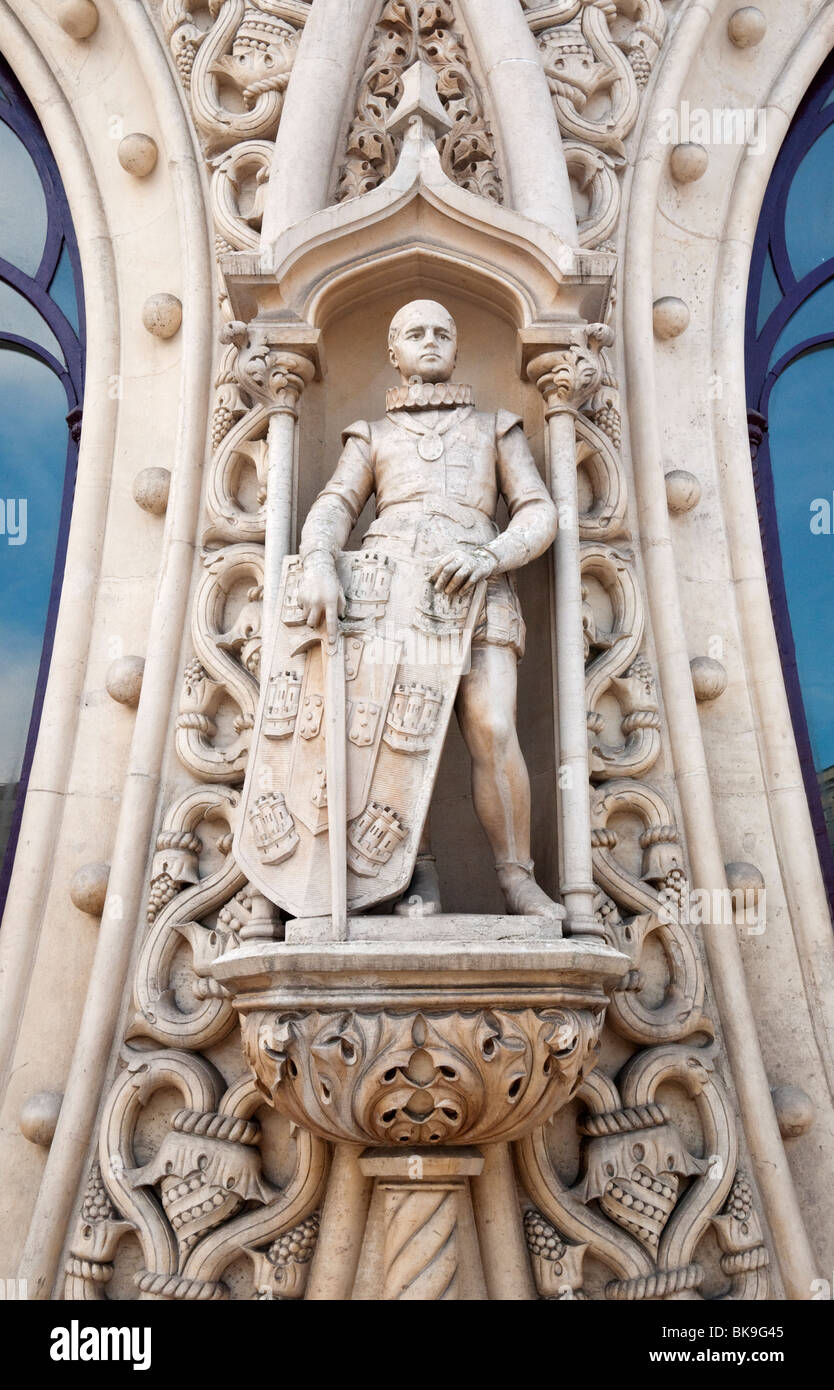 Die Statue von König Sebasitan von Portugal auf der Fassade des Estação De Lencastre de Ferro do Rossio, 'Bahnhof Rossio", Lissabon, Portugal. Stockfoto