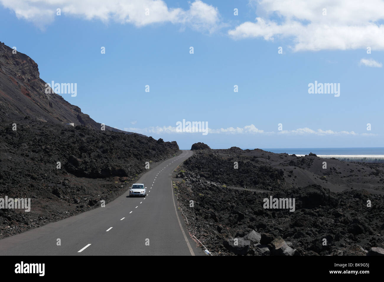 Ländliche Straße führt durch eine schwarze Lavafeld in der Nähe von Fuencaliente, La Palma, Kanarische Inseln, Spanien, Europa Stockfoto