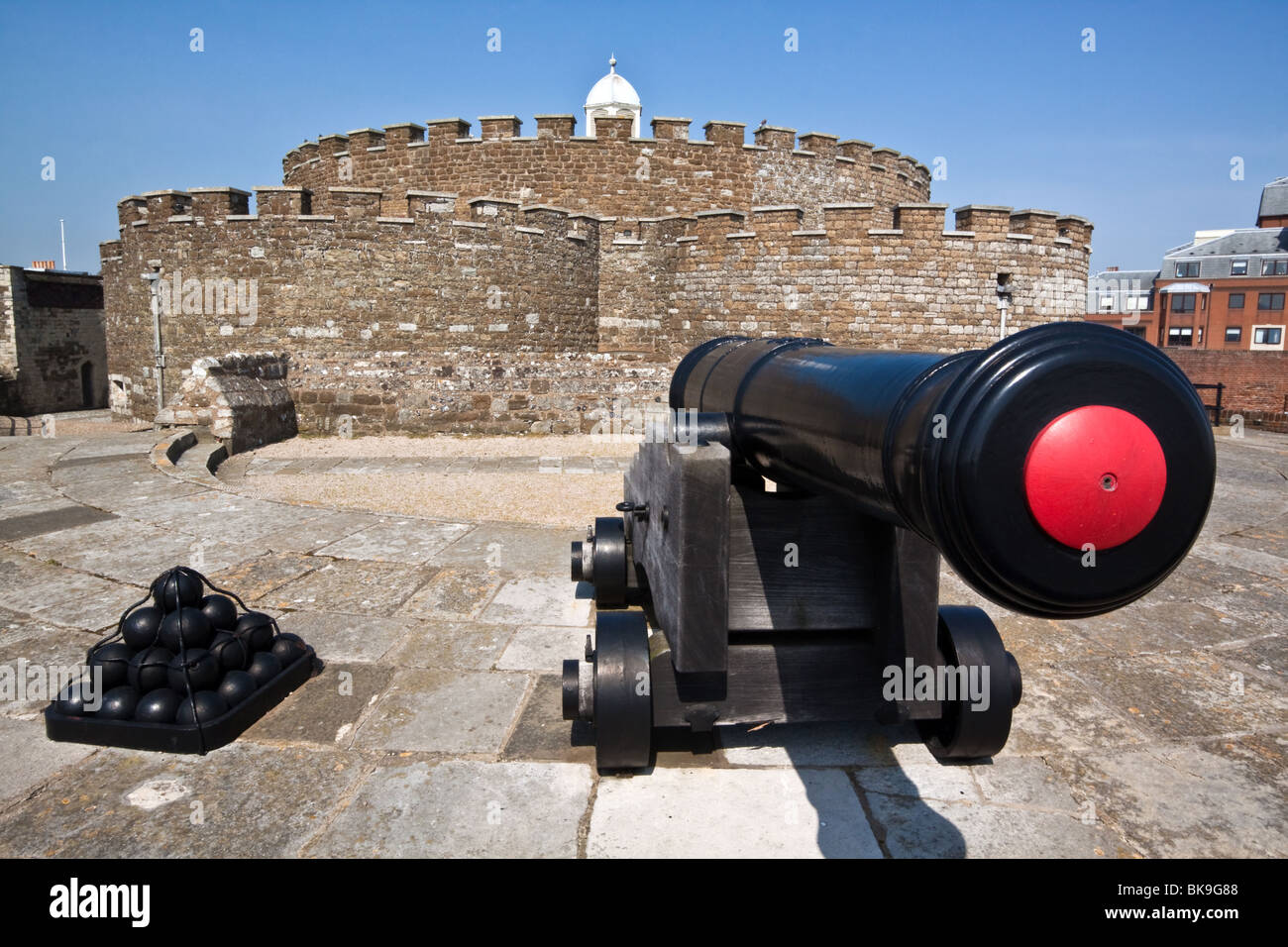 Kanonen und Kanonenkugeln an der Deal Schloss Kent in England Stockfoto