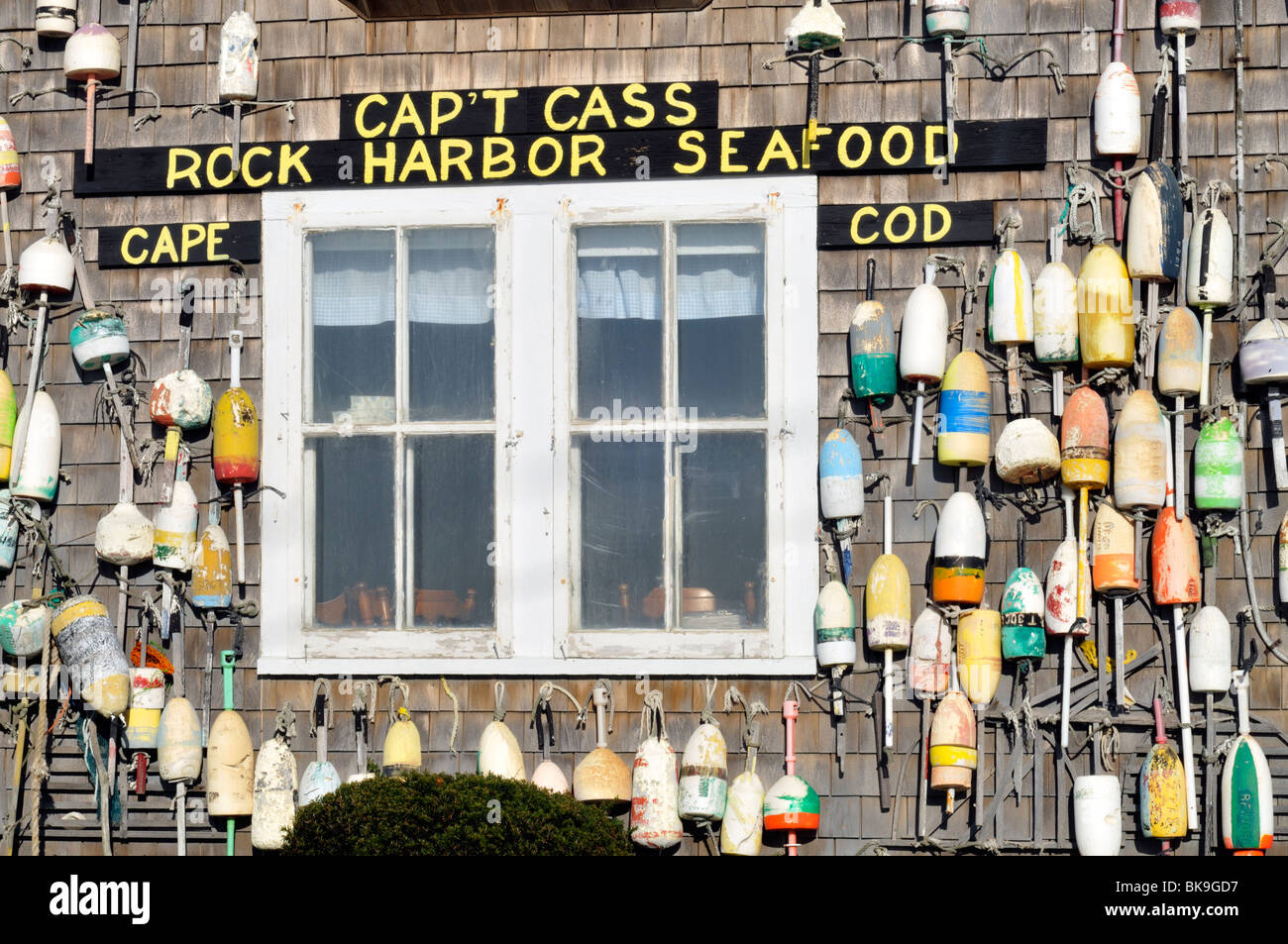 Hummer-Bojen auf Seite Cap't Cass Rock Harbor Seafood, Orleans, Cape Cod Stockfoto