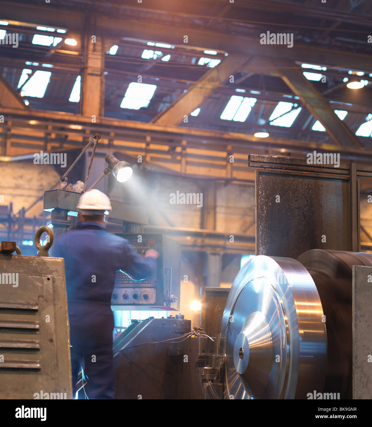 Stahlarbeiter mit Drehbank Stockfoto