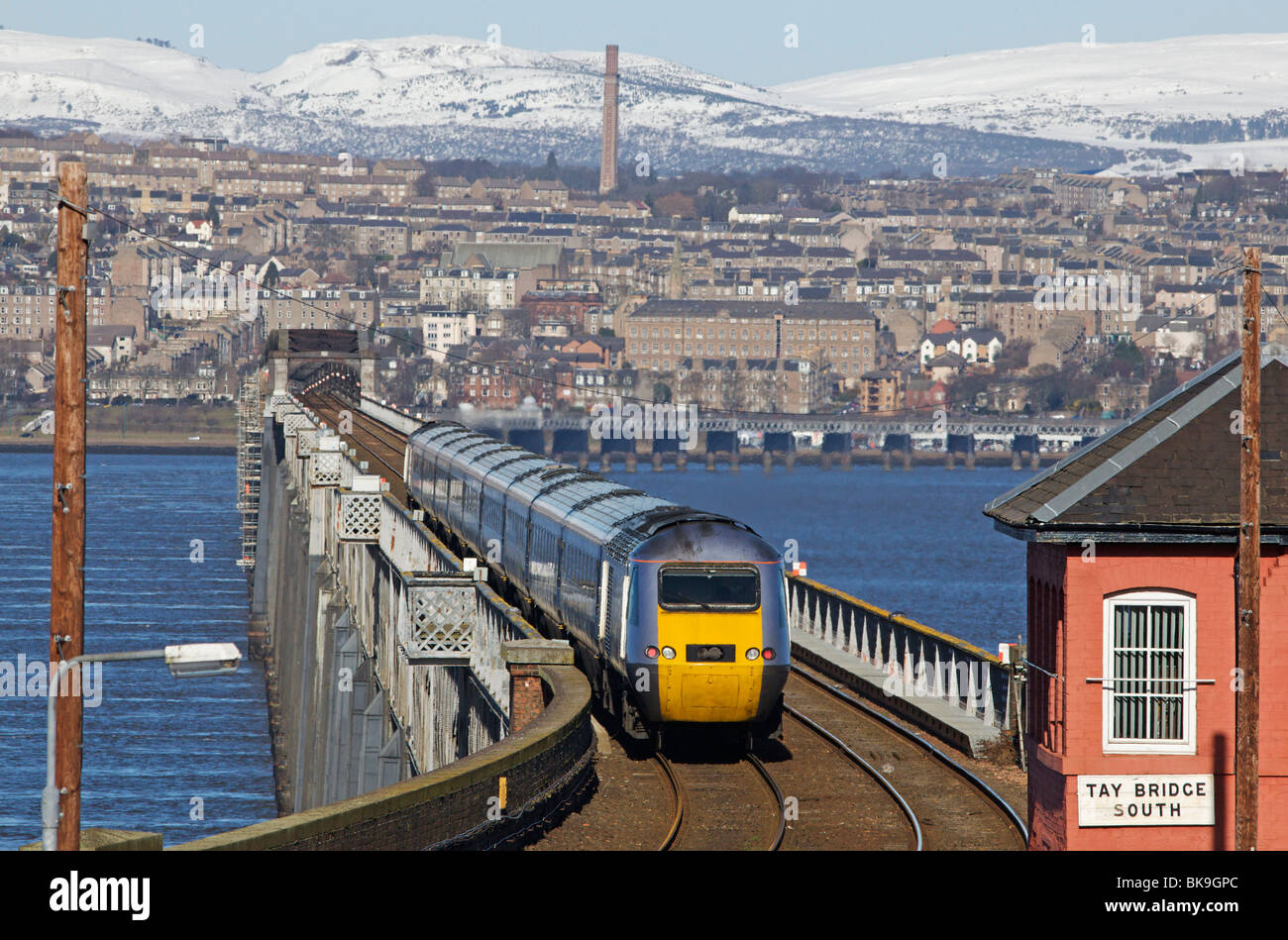 Züge der East Coast Express überquert die Tay Schiene Brücke mit der Stadt von Dundee nach hinten Stockfoto