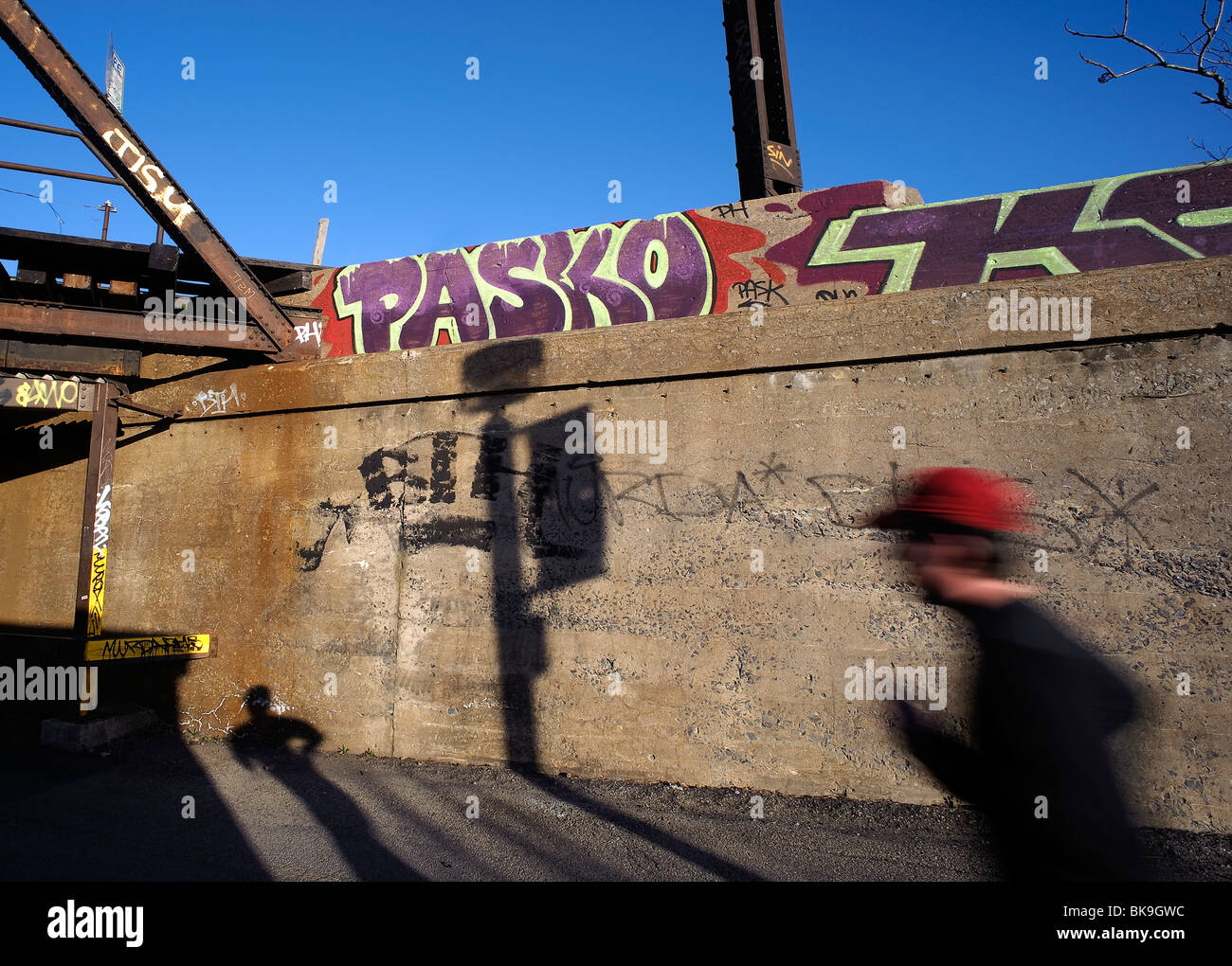 Verschwommene Silhouette ein Jogger auf dem Radweg der Lachine Canal, Montreal, Quebec, Stockfoto
