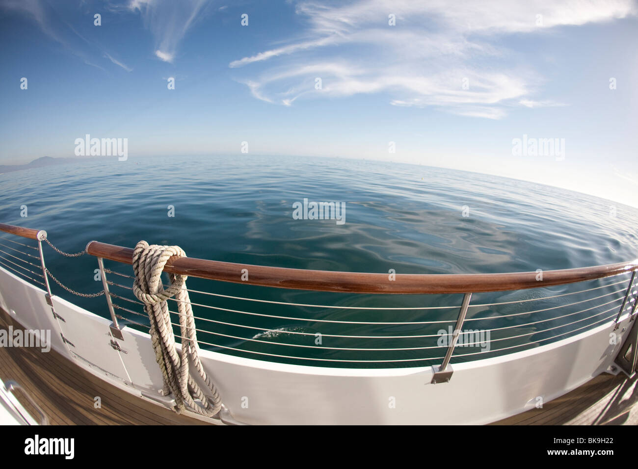 Segelboot-Deck mit blauem Wasser Himmel und Seil Stockfoto