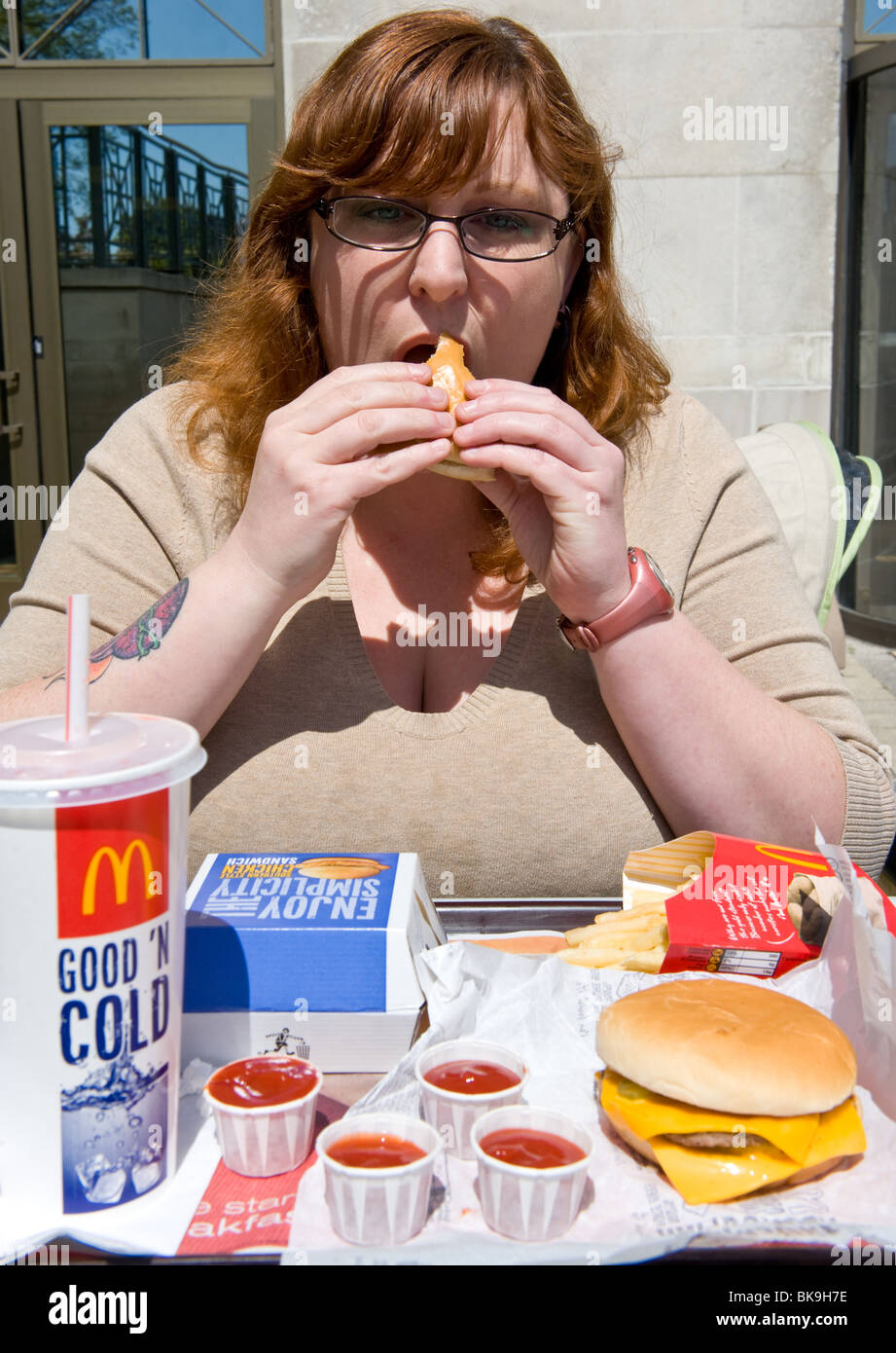 Übergewichtige Frau McDonalds Fastfood Essen Stockfoto