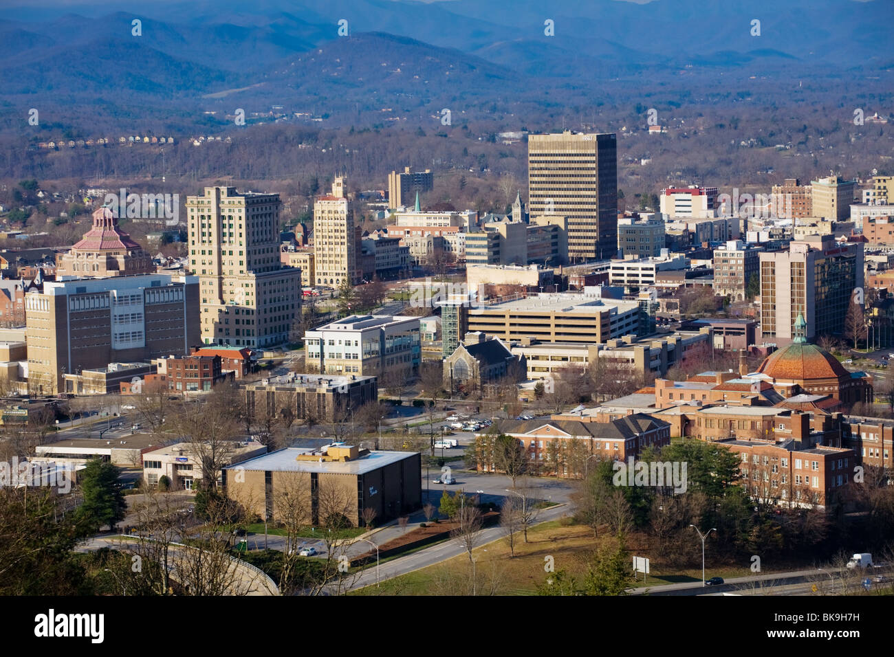 Asheville, North Carolina, eingebettet in den Blue Ridge Mountains Stockfoto