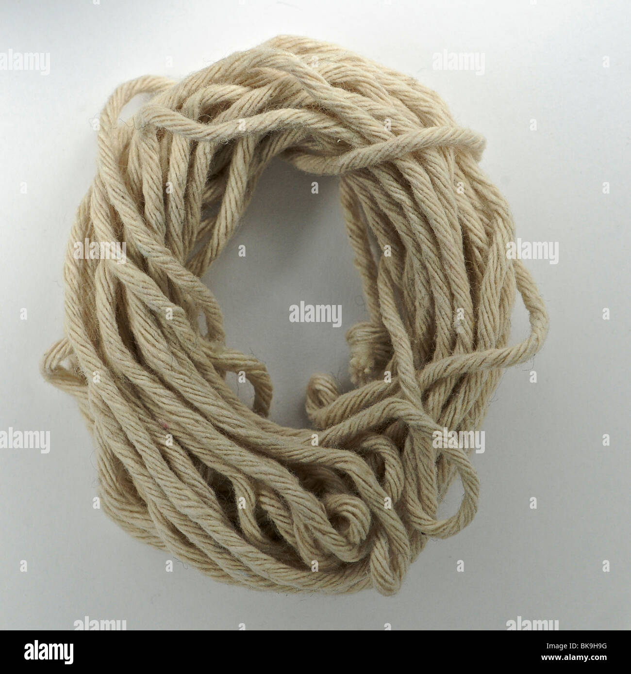 Eine Rolle der Zeichenfolge in einen Kreis gemacht. Stockfoto