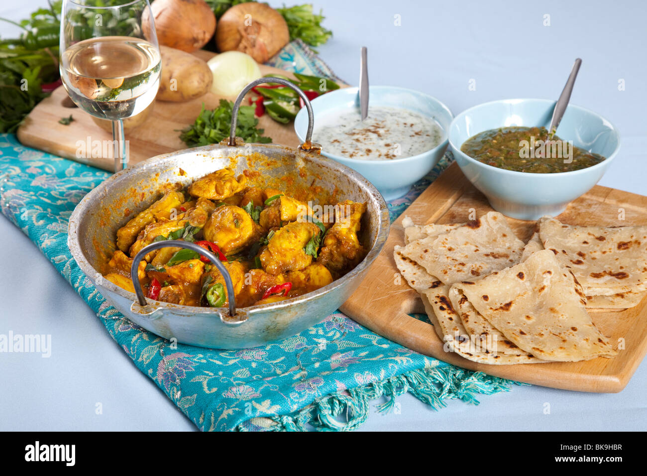 Tabelle mit typischen indischen Gerichten wie indisches Curry, Roti und dips Stockfoto