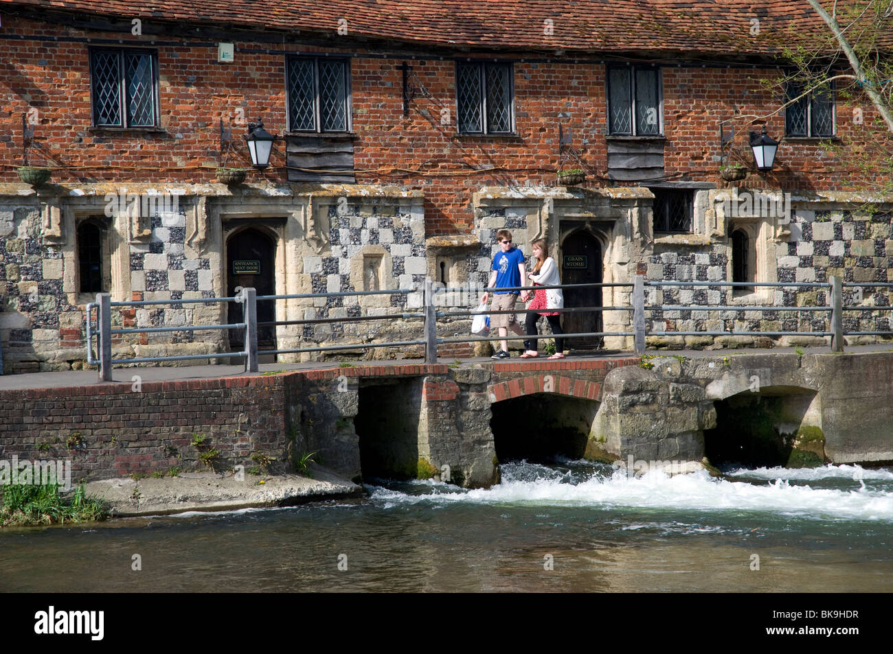 Kinder vorbei gehen, Mühle und Alte Mühle, auf Harnham Wasser Wiesen, Salisbury, Wiltshire, England, UK, GB. Stockfoto
