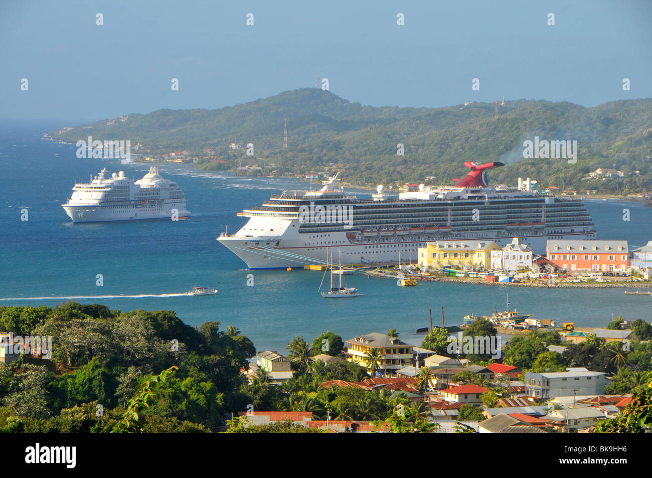 Karibische Kreuzfahrtschiffe im Hafen von Isla Roatan Honduras-Mittelamerika Stockfoto