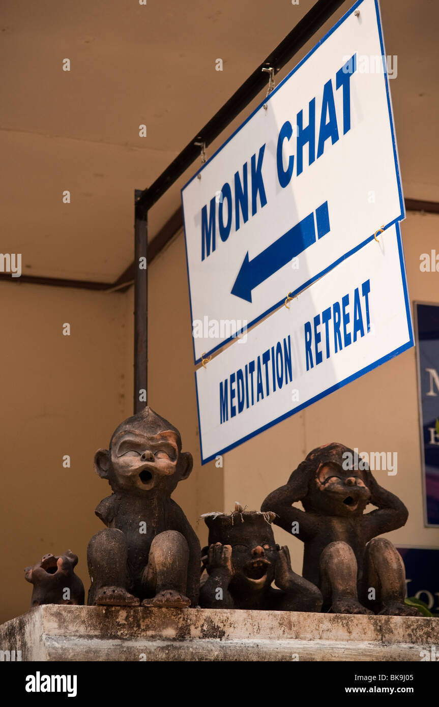 "Mönch Chat" Zeichen und Affen Figuren am Wat Suandok buddhistischer Tempel in Chiang Mai, Thailand. Stockfoto