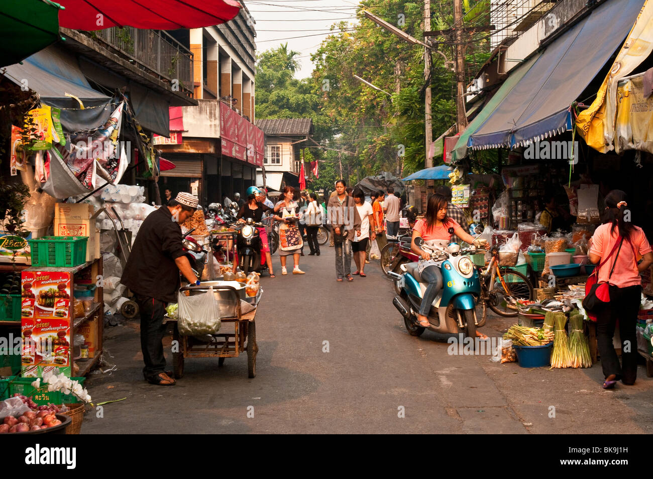 Pratu Chiang Mai Markthändler und Shopper; Chiang Mai, Thailand. Stockfoto