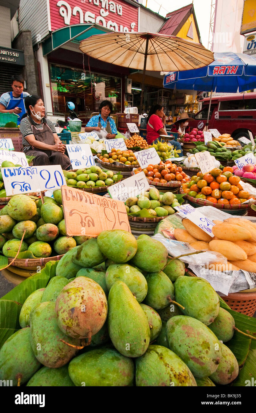 Obst-Anbieter am Morgenmarkt Pratu Chiang Mai in Chiang Mai, Thailand. Stockfoto