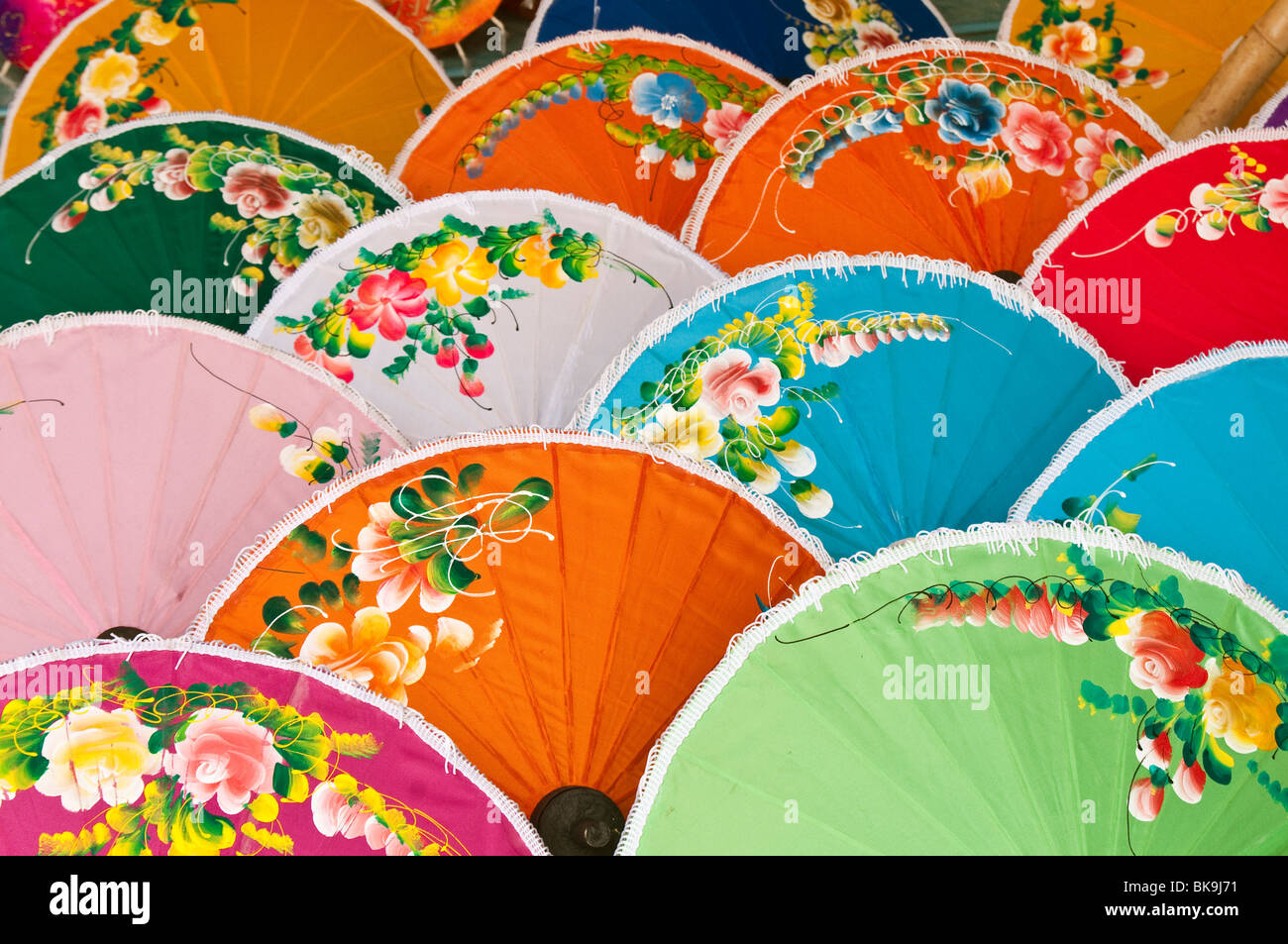 Handbemalte Schirme zum Verkauf an die Schirmfabrik in Chiang Mai, Thailand. Stockfoto