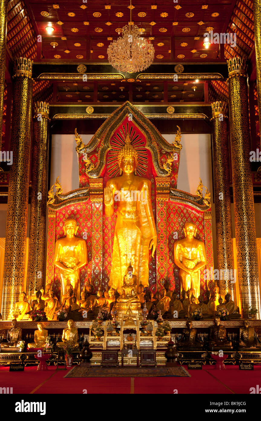Buddhastatuen im Wat Chedi Luang Wora Wihan buddhistischer Tempel in Chiang Mai, Thailand. Stockfoto