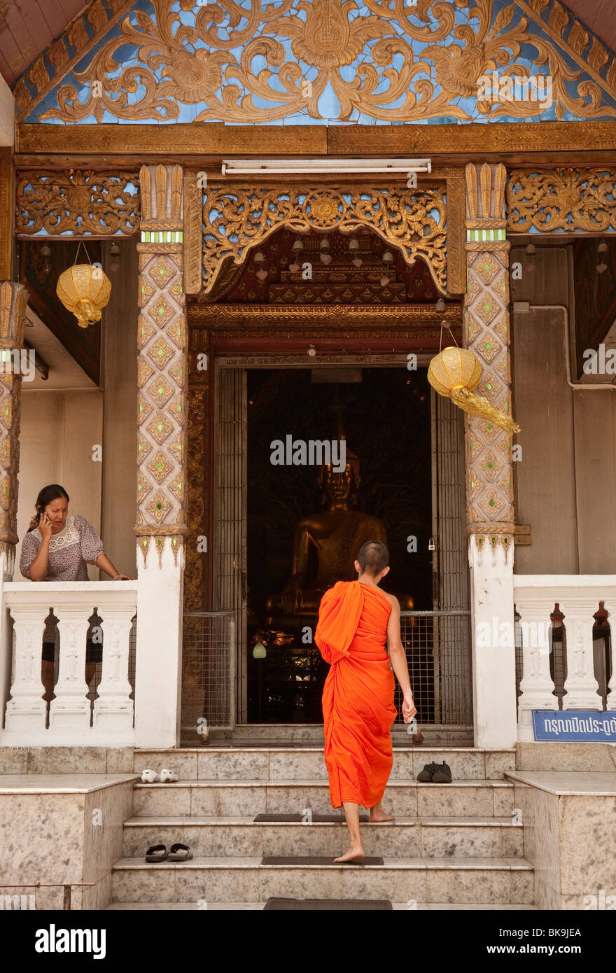 Buddhistischer Mönch Eingabe am Wat Suandok Tempel in Chiang Mai, Thailand. Stockfoto