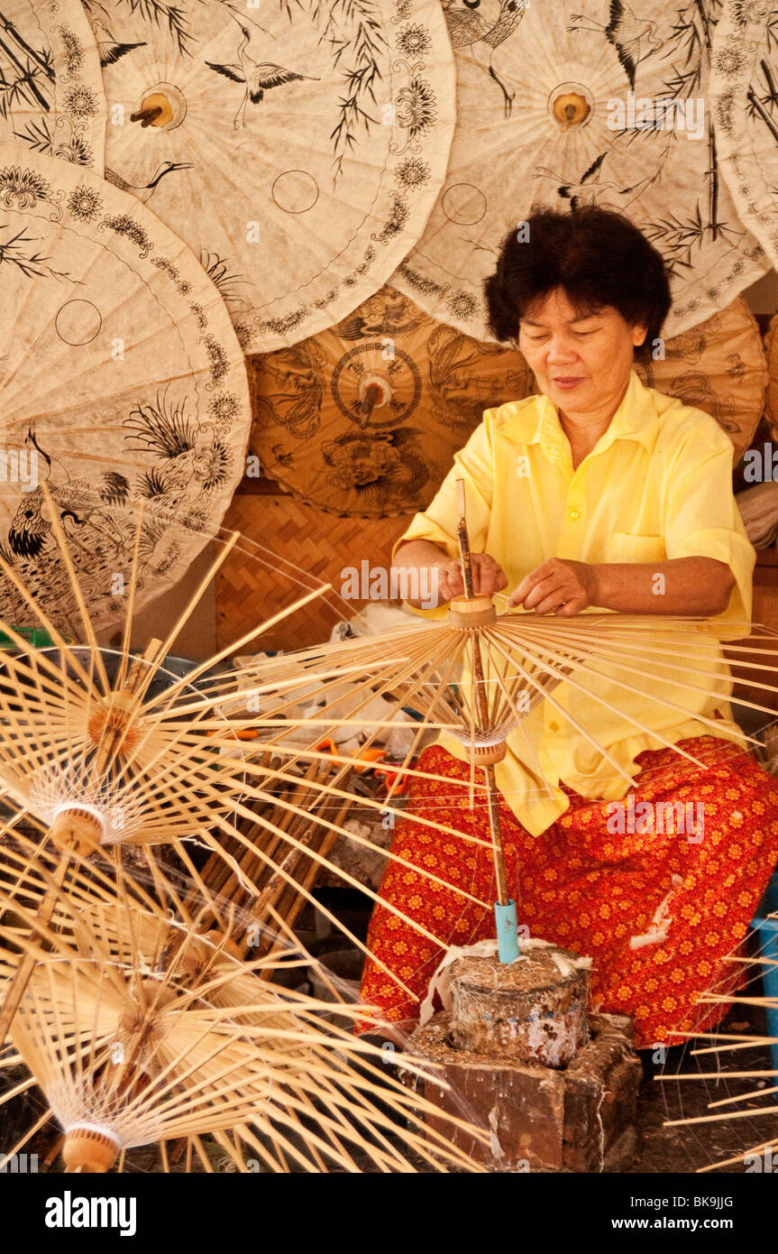 Frau macht einen Regenschirm des Papiers an der Schirmfabrik in Chiang Mai, Thailand. Stockfoto