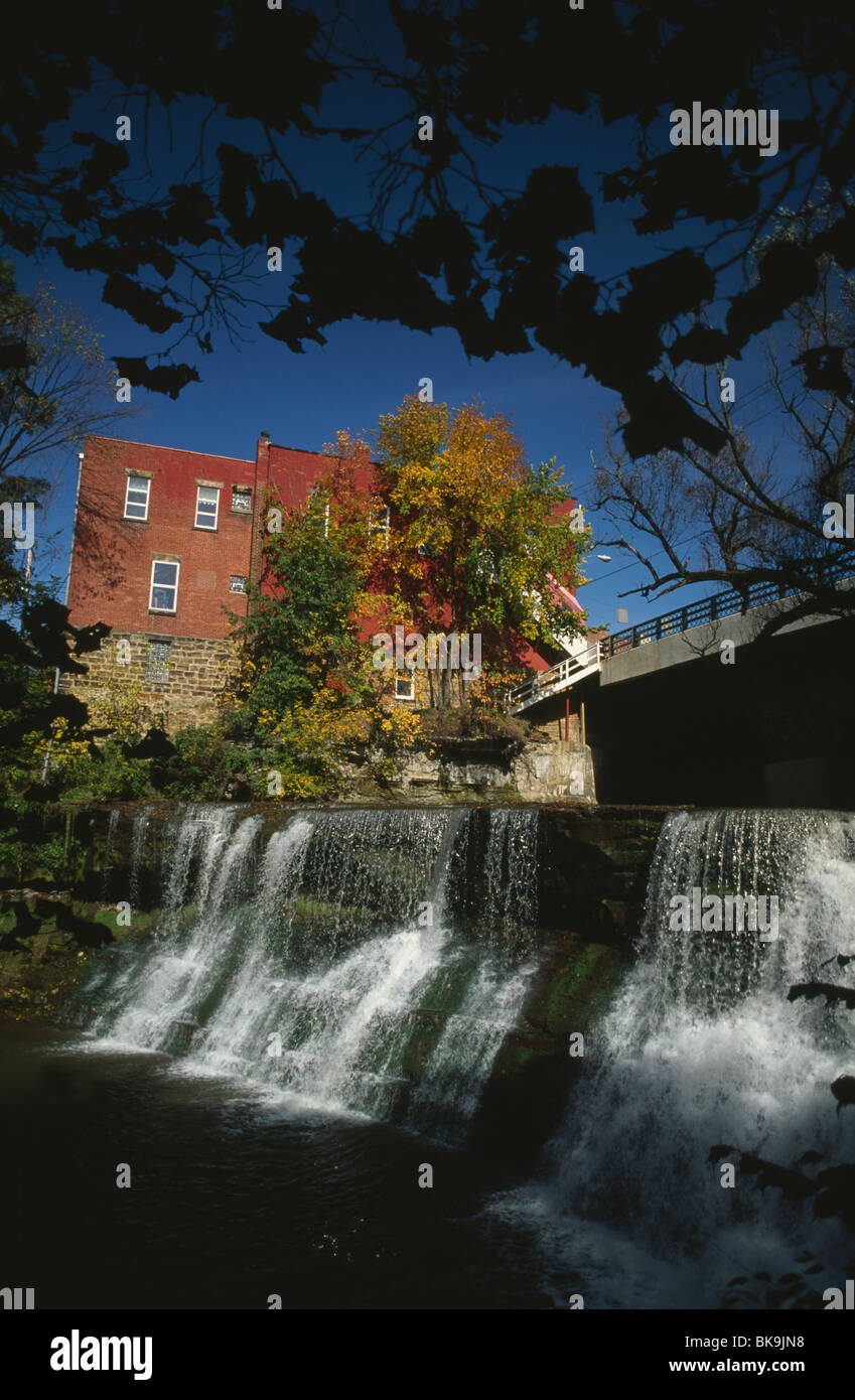Wasserfall mit einem Gebäude in den Hintergrund, Chagrin Falls, Cuyahoga County, Ohio, USA Stockfoto